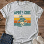 Retro Cat Skiing Graphic Tee Vintage Mountain Style Shirt Soft Cotton Casual Wear Comfortable Weekend Fashion Nostalgic Sunset Stripe Design Lightweight Fabric Perfect Gift For Ski Enthusiasts Relaxed Fit Tee Coffee Shop Outfit Layering